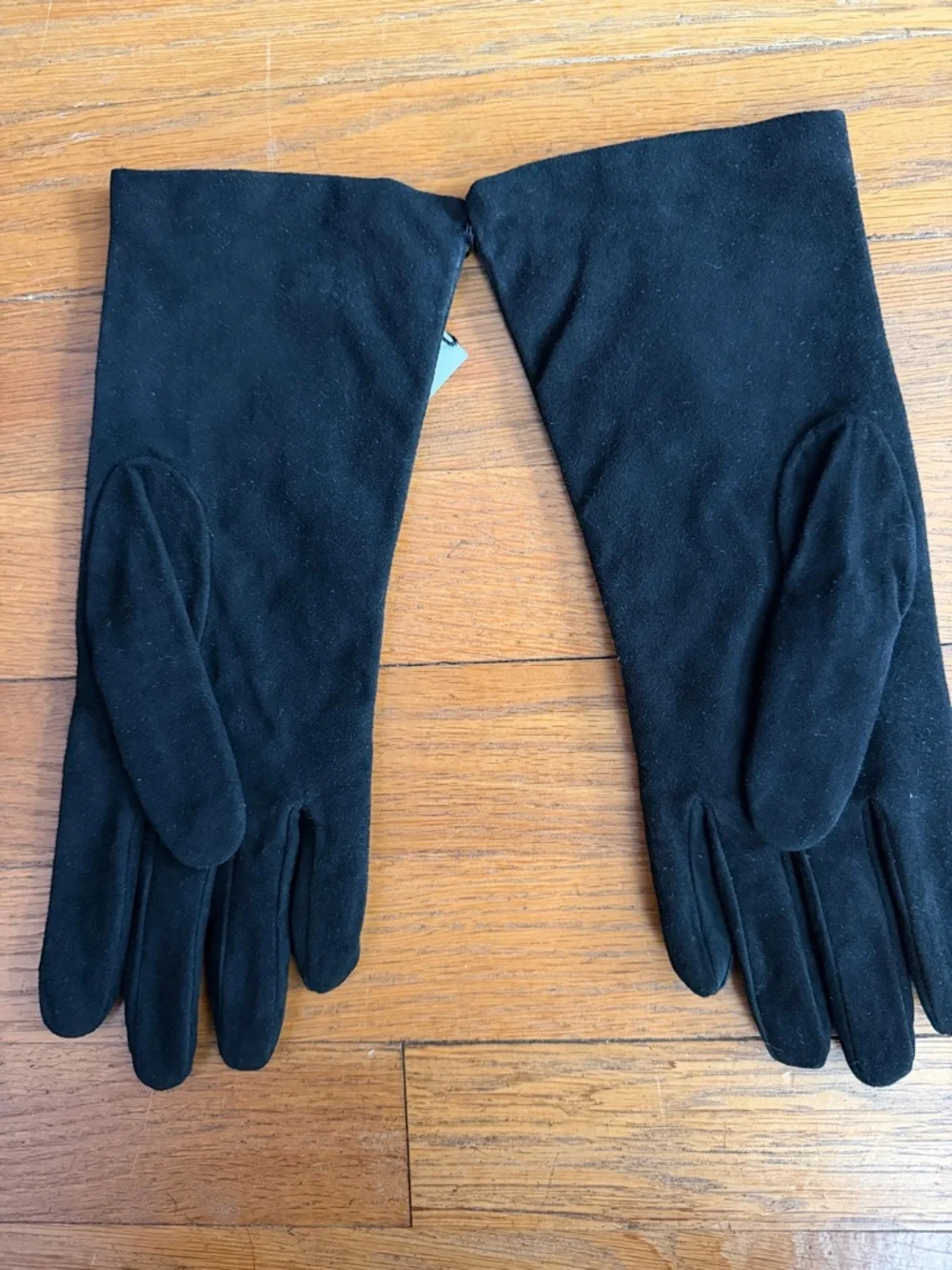 🧤Lord & Taylor black suede gloves. Size 7.5. NWT.
